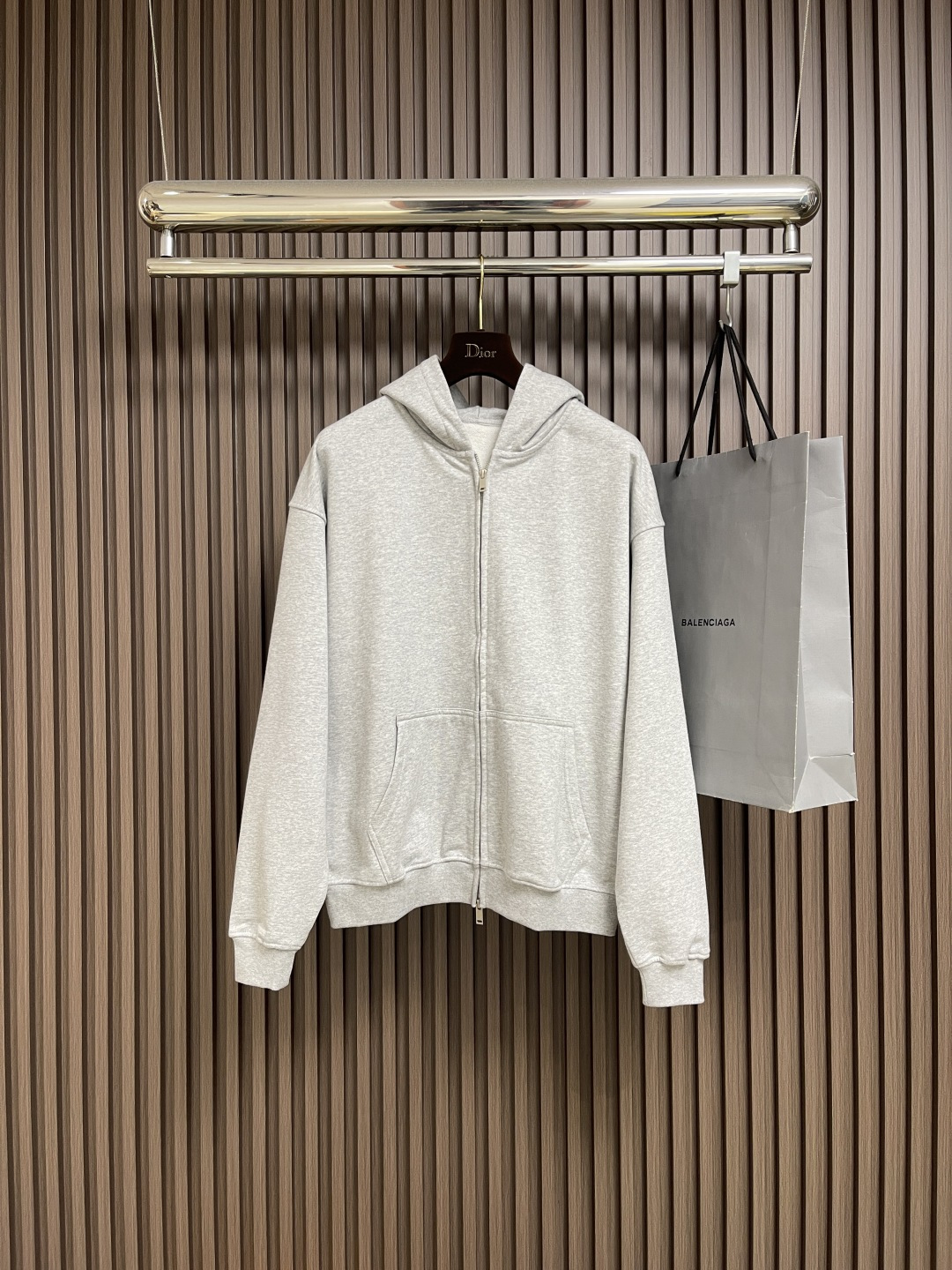 NO:548500,Gucci printed logo letter zipper hooded sweatshirt, this fabric feels soft, the upper body is comfortable and not close to the body, the jacquard logo design on the back, the cotton fabric is ingeniously crafted, embellished with exquisite but restrained details and various brand logos, suitable for wearing during the seasonal changes when it is warm and cold. This regular hooded sweatshirt is ingeniously crafted, embellished with contrasting handwritten Gucci logo print, showing unique charm. Size S-XL, gucci, hoodie, sweatshirts, hats, alexander wang19860909Gucci 印花logo标识字母拉链连帽卫衣,该款面料手感偏柔软,上身舒宽不贴身,后背提花logo设计,棉质面料匠心打造,缀饰精致而不失内敛的细节和各种品牌标识,适合乍暖还寒的换季时节穿着.这款常规版型连帽卫衣匠心打造,缀饰撞色手写体Gucci标识印花,尽显别致魅力.尺码S-XL,,gucci,hoodie,sweatshirts,hats,alexander wang,Men's clothing