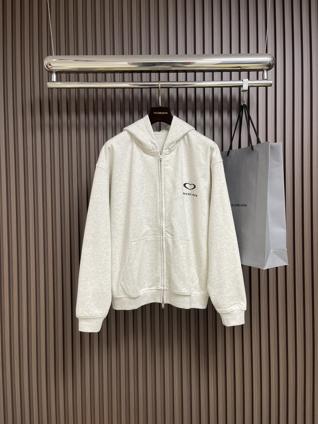 NO:548504,The Balenciaga logo printed zipper hooded sweatshirt is equipped with high-volume fleece fabric. The sweatshirt fabric is as high as 430 grams, with a full sense of weight. The high-density fabric has a clear inner feeling. Softness and comfort are the basics, and the merger of breathability and warmth is the surprise!  It will not be stuffy and can also protect against wind. The real cost of squirting cloth will allow you to see and feel the comfortable experience of your upper body!  The overall touch is extremely comfortable and the skin-friendly effect is excellent. The OV style is also a perfect outfit, perfectly meeting the needs of various outfit occasions. It is extremely extraordinary, the grade and charm are extremely outstanding and eye-catching, and can better demonstrate the brand specifications and your pursuit of fashion!  ! Size S-XL, balenciaga, hoodie, sweatshirts, hats, alexander wang19860909Balenciaga logo标识印花拉链连帽卫衣,配置了高支数翻绒面料面料,卫衣面料高达430克,份量感十足,高密度的面料肌里感清晰可见,柔软舒适是基本,透气度和保暖度兼并才是惊喜！不会闷热也能够防风.卫衣布真正的成本投入,让你看得见,上身感受得到的舒适体验哦！整体的触感极为舒适,亲肤效果也是极佳.OV版型方面也是完美穿搭效果,完美的符合各种穿搭场合的所需.极为非凡,档次与魅力更是极为的出色亮眼,更能够彰显品牌规格与你对于时尚的追求！! 尺码S-XL,,balenciaga,hoodie,sweatshirts,hats,alexander wang,Men's clothing