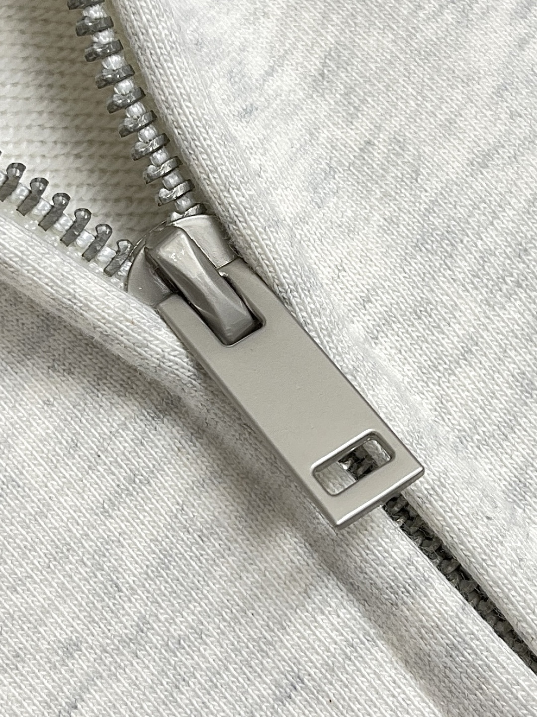 🛒🛒CHANEL 2025SS早秋新款简约标识涂鸦系列极简字母印花拉链连帽卫衣，32支双单品。股面料克重