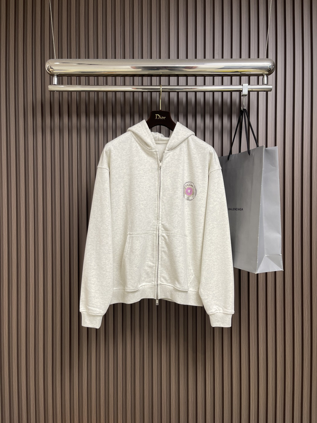 NO:540660,CHANEL 2025SS early autumn new simple logo graffiti series minimalist letter printed zipper hooded sweatshirt, 32 double items. The strand fabric is about 240 grams after washing water, and the feel is super good, the same style as men and women. Size S-XL, chanel, hoodie, sweatshirts, hats, alexander wang19860909CHANEL 2025SS早秋新款简约标识涂鸦系列极简字母印花拉链连帽卫衣,32支双单品.股面料克重洗水后240克左右,手感超好,男女同款.尺码S-XL,,chanel,hoodie,sweatshirts,hats,alexander wang,Men's clothing