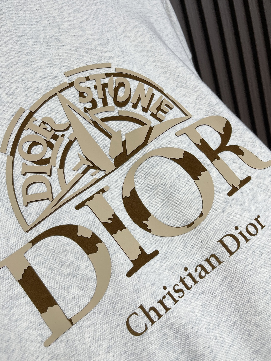 🛒🛒Dior 2025ss字母印花拉链连帽卫衣，棉质起绒鱼鳞底面料、联名系列标志印花、连帽卫衣版型、正面