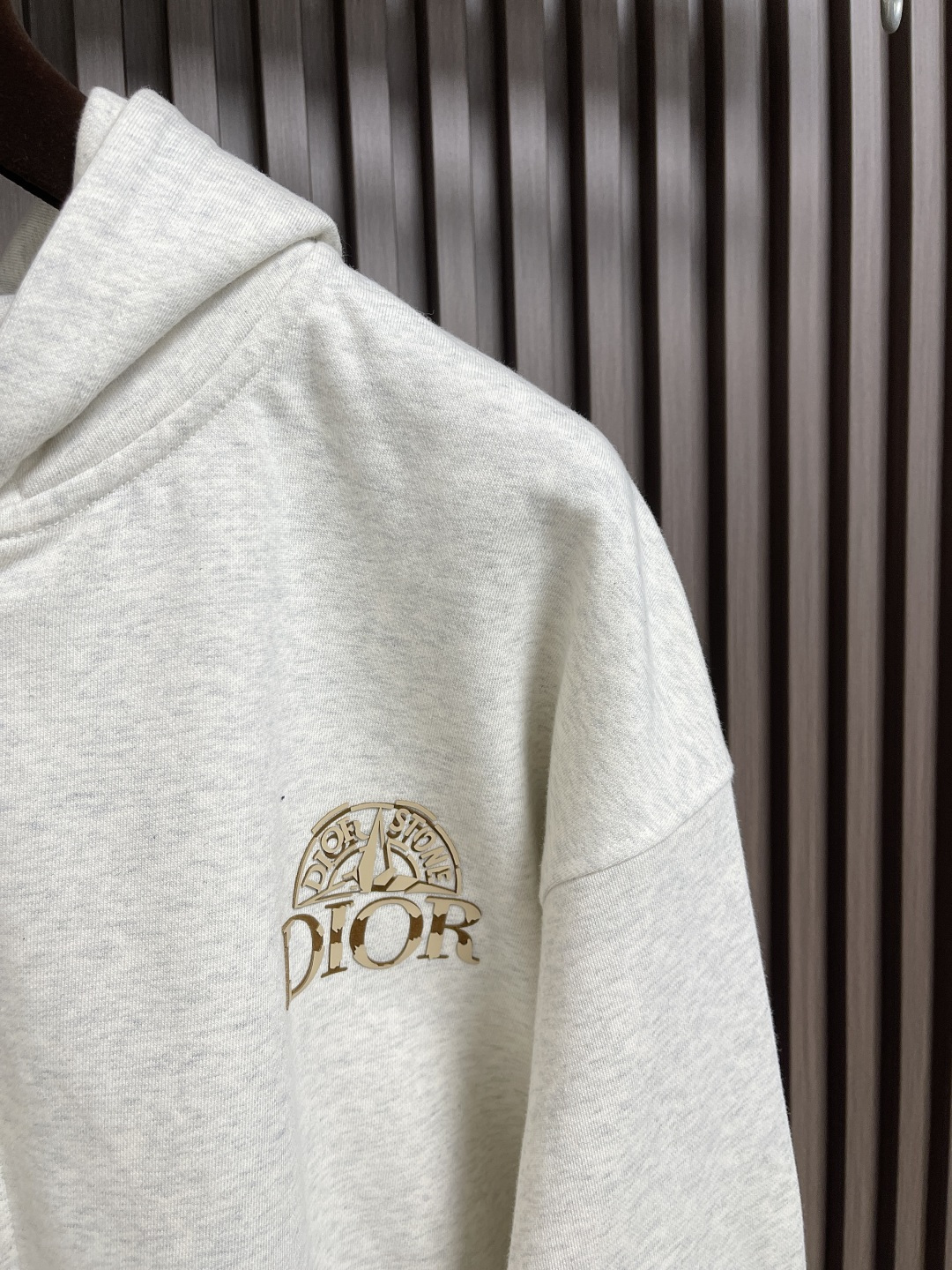 🛒🛒Dior 2025ss字母印花拉链连帽卫衣，棉质起绒鱼鳞底面料、联名系列标志印花、连帽卫衣版型、正面