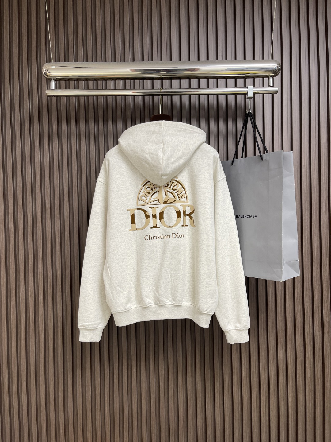 🛒🛒Dior 2025ss字母印花拉链连帽卫衣，棉质起绒鱼鳞底面料、联名系列标志印花、连帽卫衣版型、正面
