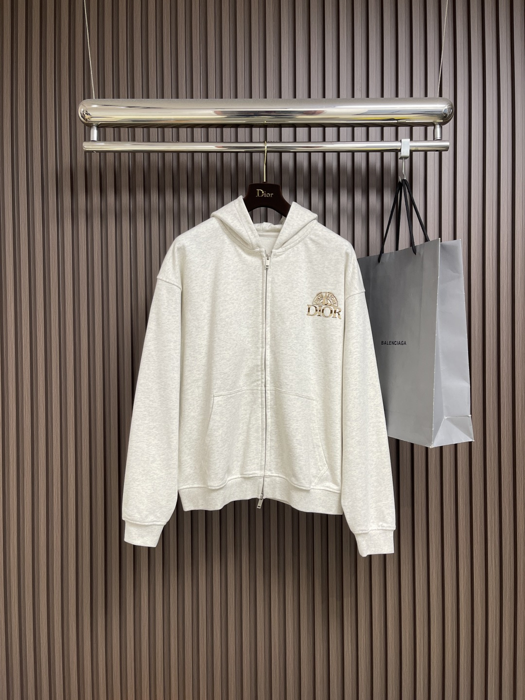 NO:548518,Dior 2025ss letter printed zipper hooded sweatshirt, cotton velvet fish scale bottom fabric, joint series logo printing, hooded sweatshirt style, front kangaroo pocket, ribbed bottom edge and cuff, 32 double yarn + bottom is 10 yarn fish scale bottom fabric 450g; the hooded shoulder-falling loose style presents an elegant and fashionable feeling. Size S-XL, dior, hoodie, sweatshirts, hats, alexander wang19860909Dior 2025ss字母印花拉链连帽卫衣,棉质起绒鱼鳞底面料、联名系列标志印花、连帽卫衣版型、正面袋鼠式口袋、罗纹底边和袖口、面32支双纱＋底是10支纱鱼鳞底面料450g；连帽落肩宽松版型呈现出一种优雅、时尚的感觉.尺码S-XL,,dior,hoodie,sweatshirts,hats,alexander wang,Men's clothing