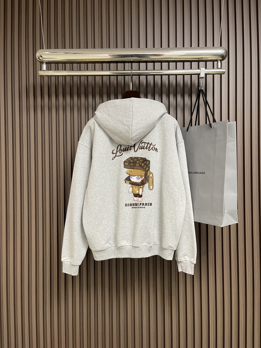 🛒🛒LV 2025SS早秋新款后背卡通印花拉链连帽卫衣，面料采用26s双纱面和10s鱼鳞底面料，搭配38