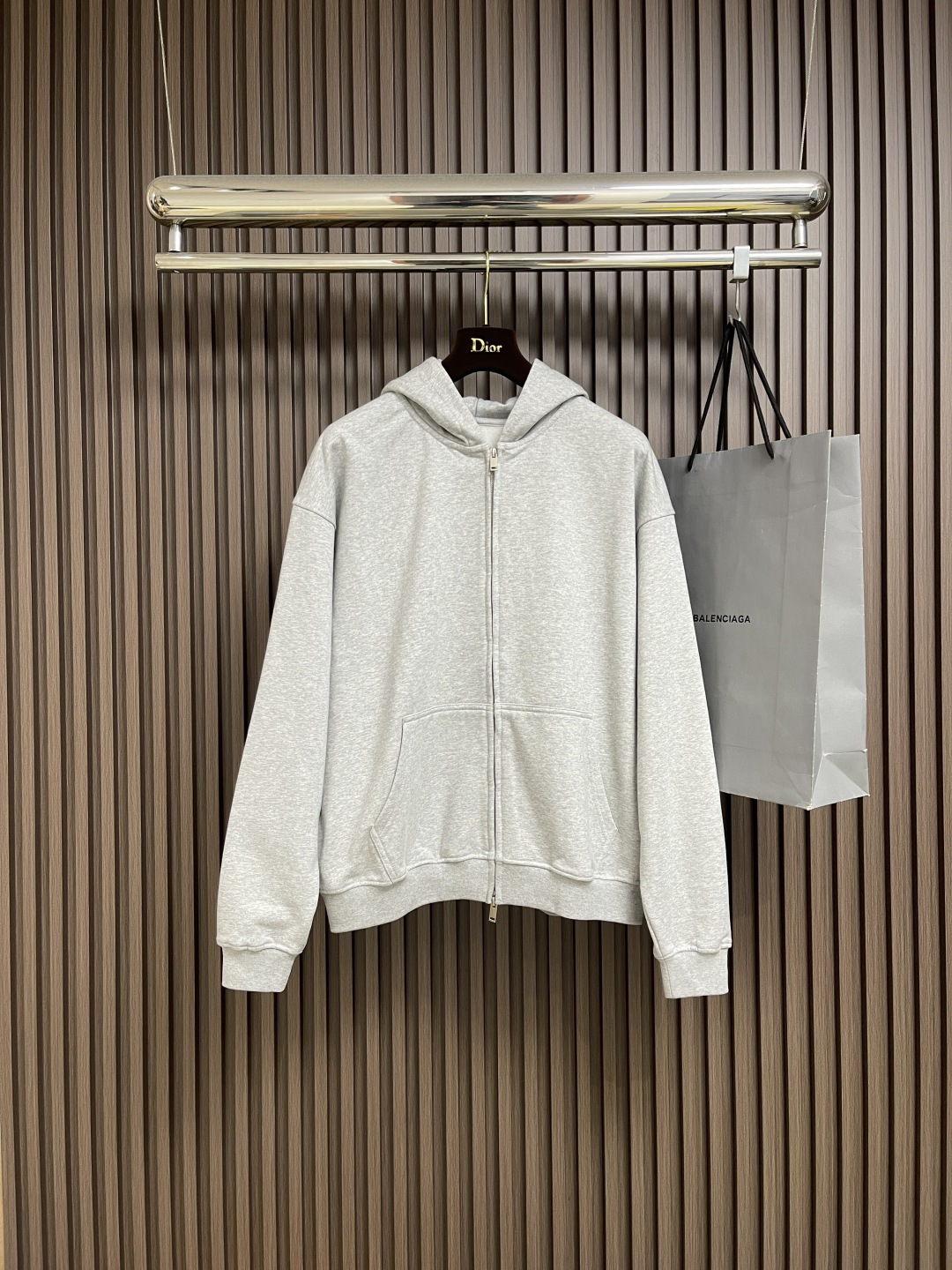 NO:529325,LV 2025SS early autumn new cartoon printed zipper hooded sweatshirt on the back, the fabric is made of 26s double yarn surface and 10s fish scale bottom fabric, paired with 380g ribs and 21s double yarn pull-up frame, not only ensures the texture and warmth of the clothes, but also demonstrates the quality in the details. The cartoon printing technology behind the back adds a bright color to the simple design. The use of the terry fish scale bottom fabric makes the clothes feel softer and thicker, with good water absorption and warmth. Overall, this hoodie is not only fashionable and versatile, but also shows high-quality craftsmanship and design in the details. Size S-XL, louis vuitton, hoodie, sweatshirts, hats, alexander wang19860909LV 2025SS早秋新款后背卡通印花拉链连帽卫衣,面料采用26s双纱面和10s鱼鳞底面料,搭配380g罗纹与21s双纱拉架,不仅确保了衣物的质感与保暖性,更在细节处彰显品质,后面的卡通印花工艺精细,为简约设计增添了一抹亮色,而毛圈鱼鳞底面料的运用,则让衣物手感更加松软、厚实,具备良好的吸水性和保暖性,整体而言,这款连帽衫不仅时尚百搭,更在细节处展现了高品质的工艺与设计.尺码S-XL,,louis vuitton,hoodie,sweatshirts,hats,alexander wang,Men's clothing