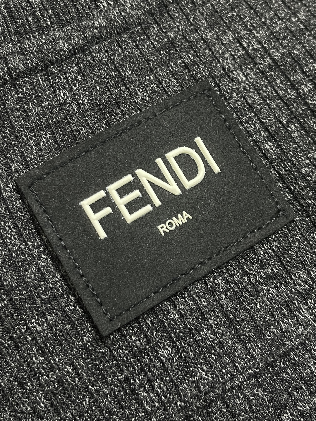 🛒🛒Fendi 亨利领针织长袖T恤，后幅采用logo图案仔章设计！定制婴儿绒针织面料！上身舒适透气，不僵
