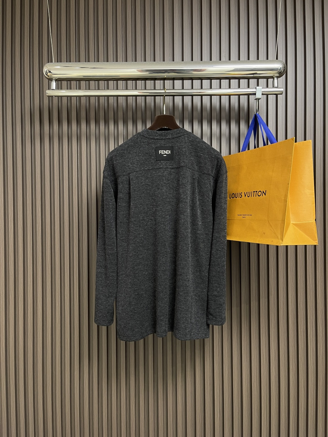 🛒🛒Fendi 亨利领针织长袖T恤，后幅采用logo图案仔章设计！定制婴儿绒针织面料！上身舒适透气，不僵