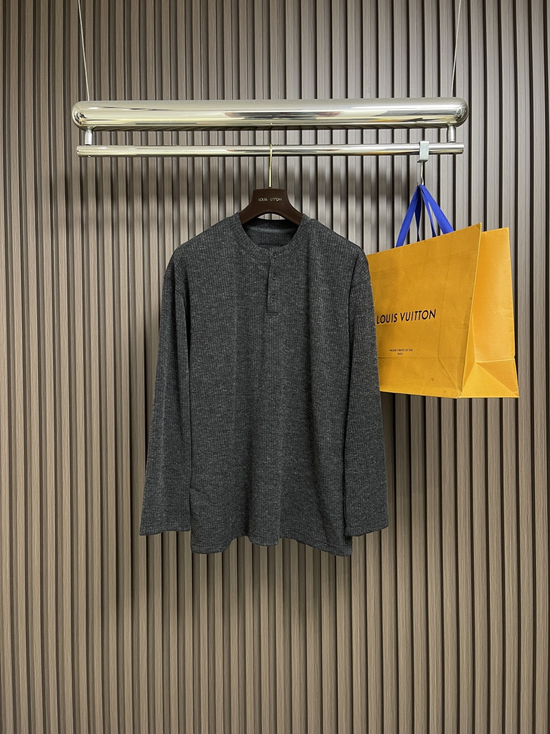 NO:529340,Fendi Henry collar knitted long-sleeved T-shirt, with a logo patterned jeans on the back!  Customized baby velvet knit fabric!  The upper body is comfortable and breathable, not stiff, and the overall three-dimensionality is rich, meeting the simple needs of commuters for dressing. The upper body is very effective, making it look slim and not picky about the figure.  Size S-XXL, fendi,tees,t-shirt,alexander wang19860909Fendi 亨利领针织长袖T恤,后幅采用logo图案仔章设计！定制婴儿绒针织面料！上身舒适透气,不僵硬,整体有着丰富的立体感,满足通勤人们对于着装的简约需求,上身效果很好,显瘦,不挑剔身材．尺码S-XXL,,fendi,tees，t-shirt,alexander wang,Men's clothing