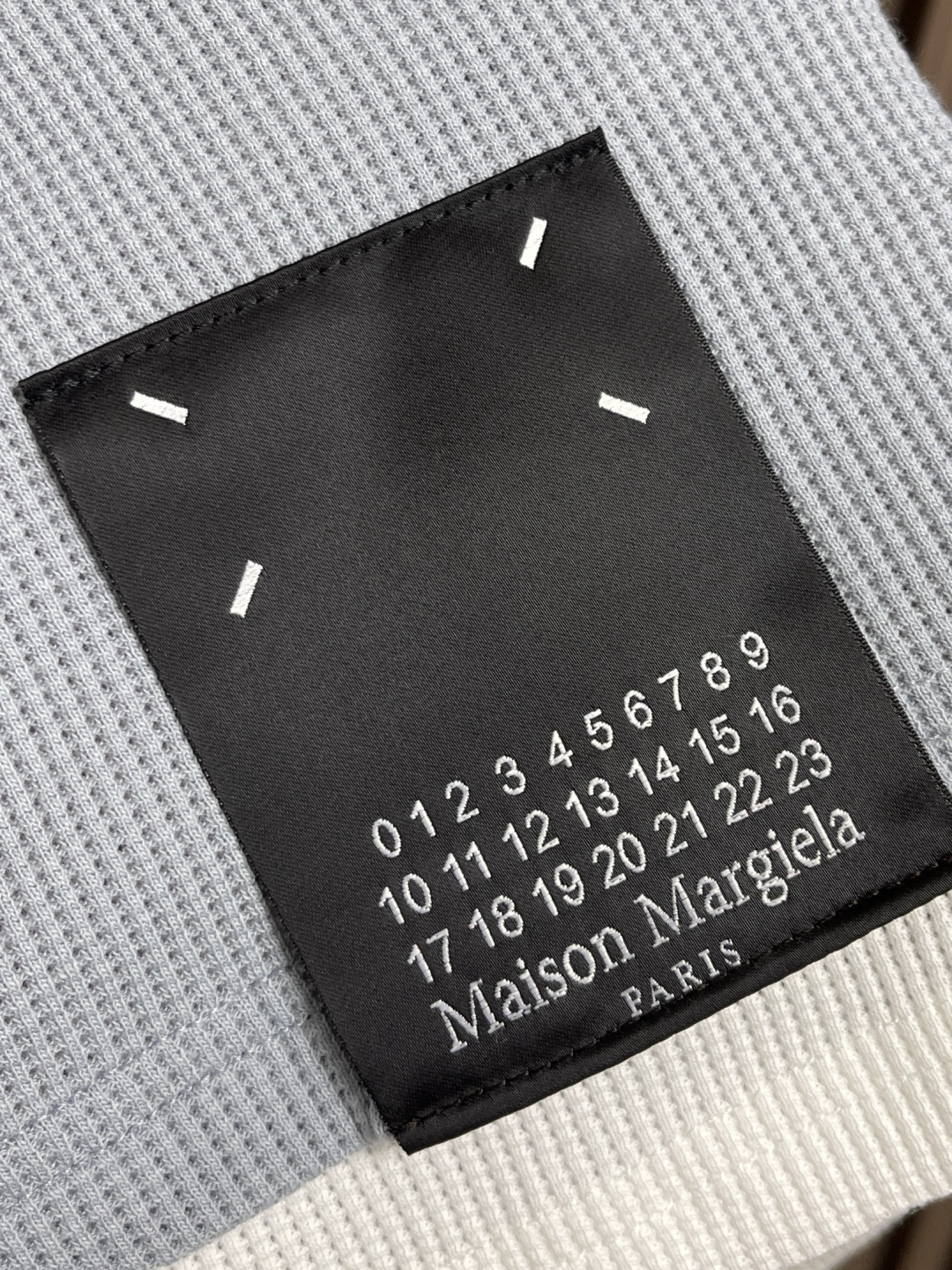 🛒🛒MM6 结构型几何剪裁拼接设计套头卫衣 极简风 没有LOGO的堆砌 穿着更注重自我感受为主的设计 修