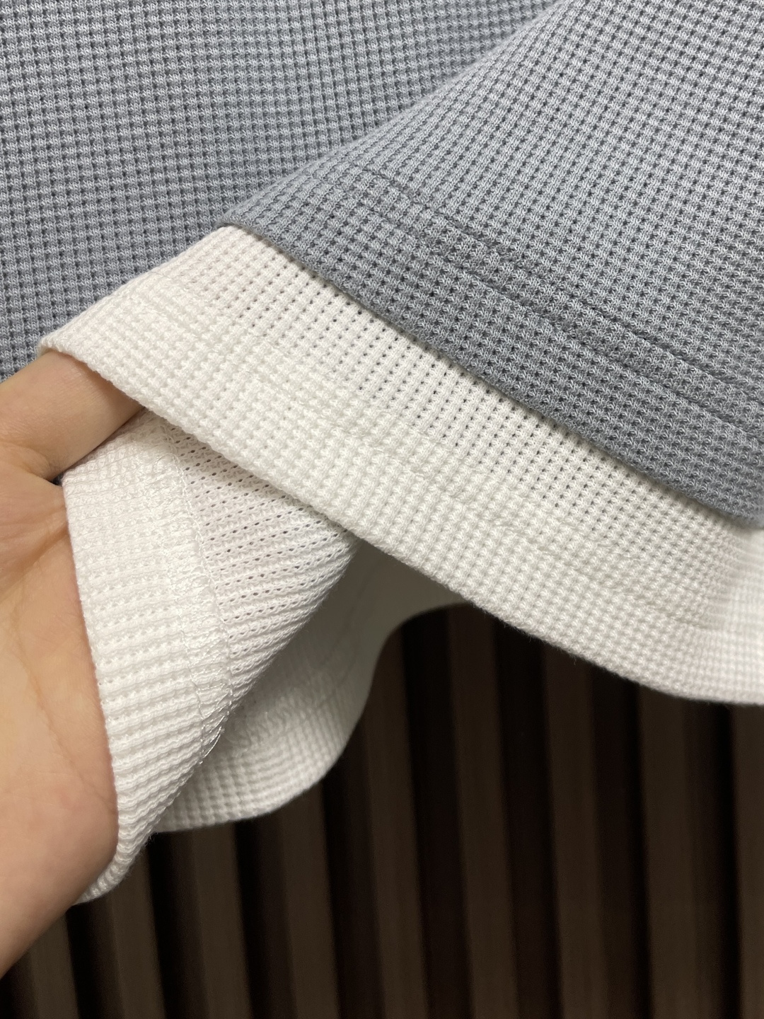 🛒🛒MM6 结构型几何剪裁拼接设计套头卫衣 极简风 没有LOGO的堆砌 穿着更注重自我感受为主的设计 修