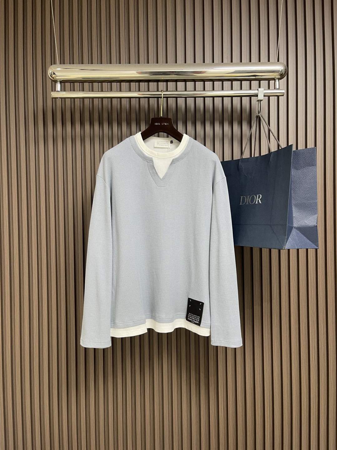 NO:530102,MM6 structural geometric tailoring and splicing design pullover sweatshirt minimalist style without LOGO, more emphasis on self-feeling, modification of body shape hides shortcomings, makes it look three-dimensional and comfortable, personalized and trendy, slightly loose style, excellent skin-friendly feel, soft feel, you can tell by getting it, the surface is neat and resistant to wind, the inner skin is skin-friendly, keeps warm and not sweaty Size S-XL,,masion margiela,hoodie,sweatshirts,alexander wang19860909MM6 结构型几何剪裁拼接设计套头卫衣 极简风 没有LOGO的堆砌 穿着更注重自我感受为主的设计 修饰身型隐藏不足 让穿着跟显立体舒适个性潮流感 略微宽松版型,有着极好的亲肤感 手感柔软 入手便知,表层利落抗风 内里亲肤,兜住温暖 又不闷汗 尺码S-XL,,masion margiela,hoodie,sweatshirts,alexander wang,Men's clothing