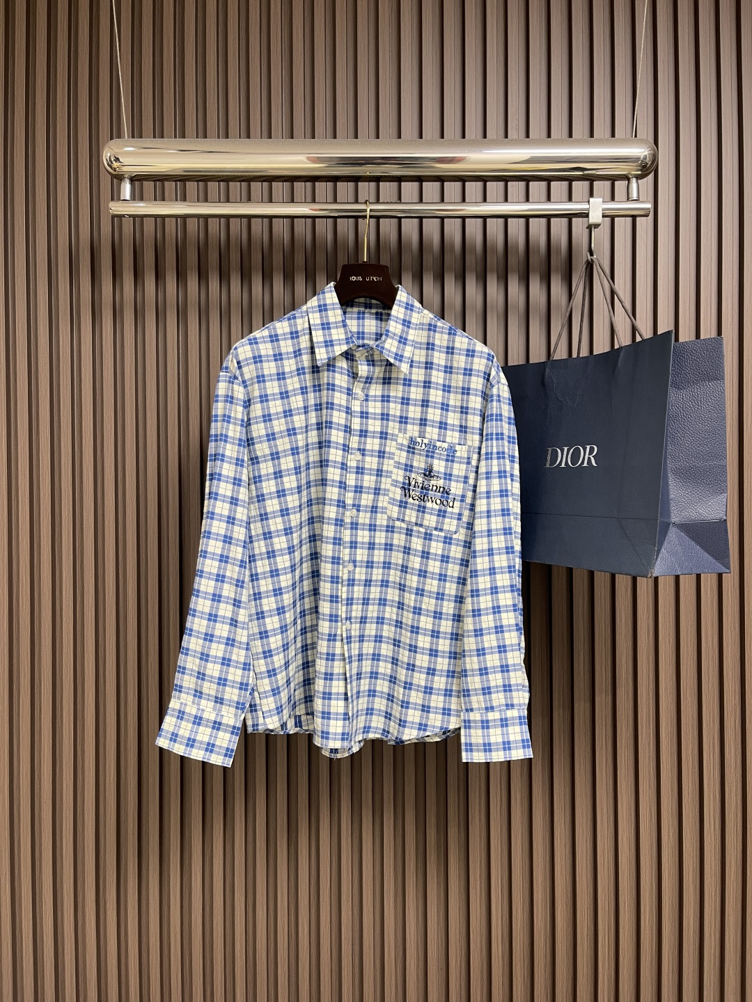 NO:530108,vivienne westwood Queen Mother plaid long-sleeved shirt is a perfect style with style and design, which easily meets all your daily needs!  You can wear it alone or inside, and you can wear it at will!  The brand logo embroidery decoration on the chest pocket can be said to be a must-have classic item in the wardrobe. It is simple and classic, but also adds the richness of the shirt~ the loose style, lazy and not picky about the figure~~ Simple but not monotonous, the upper body is crisp and stylish, mature and stable, fashionable and handsome, and you will never regret it when you match it with various bottoms!  Size M-L-XL, Shirts,alexander wang19860909vivienne westwood 西太后格纹长袖衬衫,属于有款有型有设计的完美款,轻松满足各位所有的日常刚需！可以单穿可内搭,随意穿都是高街风！胸前口袋点缀品牌logo刺绣装饰,可以说是衣橱必备的经典单品了.在简约经典的同时又增加衬衫的丰富感~宽松的版型,慵懒不挑身材~~简约而不单调,上身挺括有型,成熟稳重,时尚又帅气,搭配各种下装都好看绝不会后悔！尺码M-L-XL,,shirts,alexander wang,Men's clothing