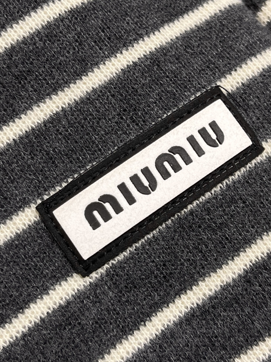 🛒🛒MiuMiu 2025SS 徽标logo条纹长袖T恤，定织60支双股纱线：采用60S 200G高支数