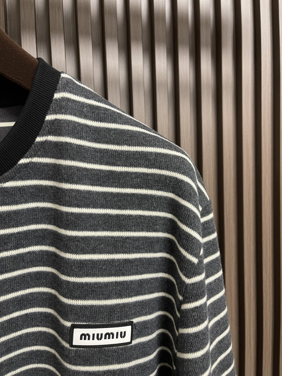🛒🛒MiuMiu 2025SS 徽标logo条纹长袖T恤，定织60支双股纱线：采用60S 200G高支数
