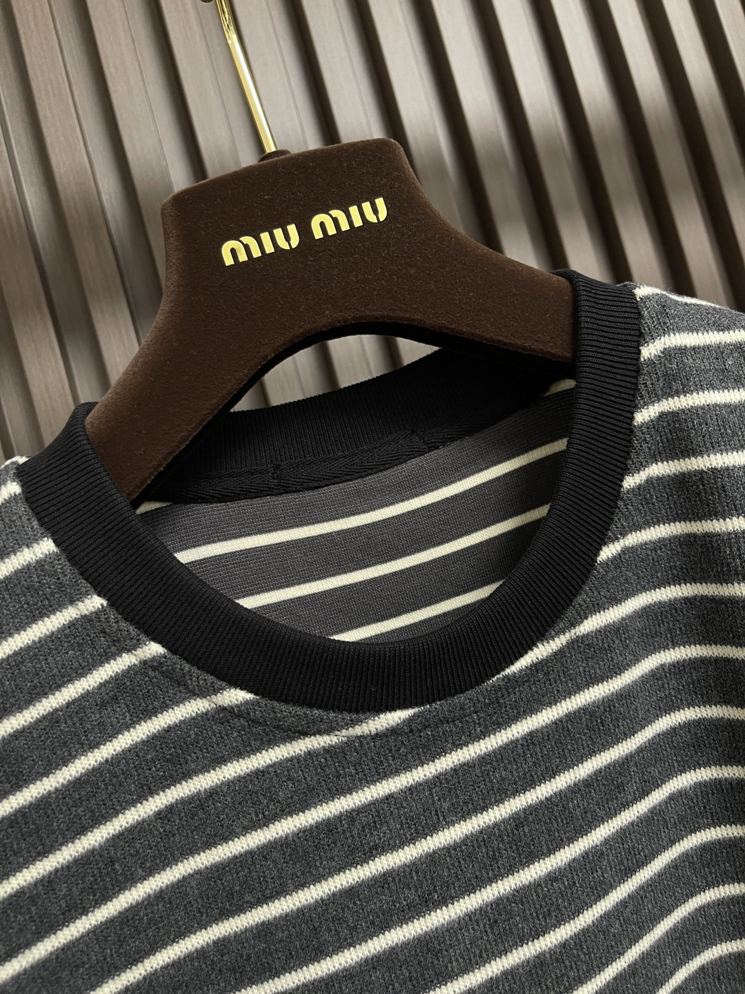 🛒🛒MiuMiu 2025SS 徽标logo条纹长袖T恤，定织60支双股纱线：采用60S 200G高支数