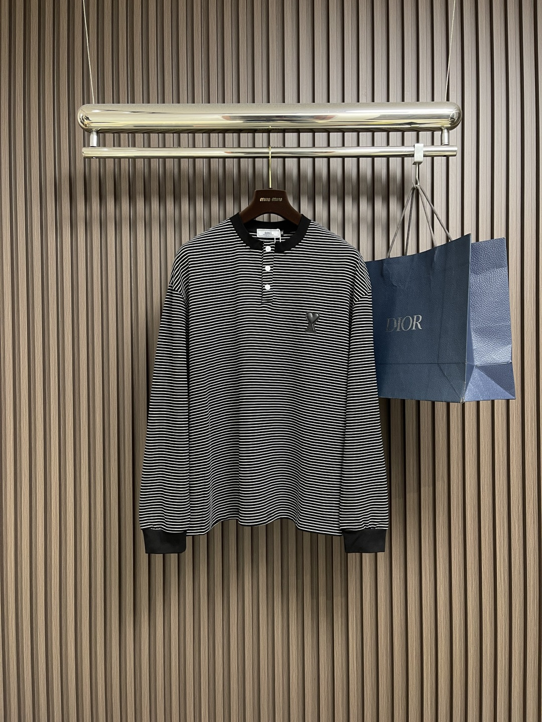 NO:530104,AMI 2025ss autumn new style, classic love striped long-sleeved knitted T-shirt, 240g Xinjiang long velvet cotton top double yarn!  The solid weight is 240g fabric, the fabric shrinkage rate is controlled at 2 export grade color fixing quality, it is truly not easy to deform, shrink, and does not fade. Size S-XL,,tees, t-shirt,alexander wang19860909ami 2025ss秋季新款 经典小爱心条纹长袖针织t恤,240g新疆长绒棉顶级双纱！实重240g面料,面料缩水率控制在2 出口级固色品质 真正做到了不易变形 缩水 不掉色.尺码S-XL,,tees，t-shirt,alexander wang,Men's clothing