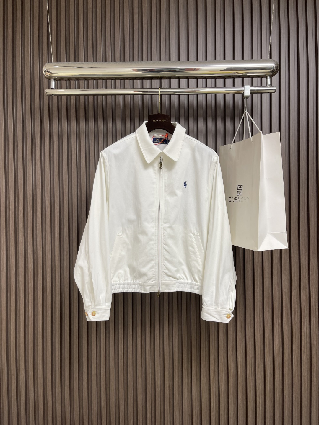 NO:525790,Ralph Lauren Pony embroidered zipper jacket Customized cloud velvet white twill cotton Embroidery process Using imported machine embroidery technology Use advanced computer control systems and precise mechanical components to achieve iconic pony embroidery operations High precision and smooth lines Template machine bag opening Preset templates to guide the position of the bag opening Shape and size Accuracy ensures the quality of the bag opening effect. Size S-XL, loro piana, jackets & coats, jackets & coats, alexander wang19860909Ralph Lauren 拉夫劳伦 小马刺绣拉链夹克外套 定制云绒白斜纹精棉 采用进口机刺绣工艺 使用先进的计算机控制系统和精密的机械部件 实现标志性小马刺绣作业 精度高线条流畅而细腻 模版机开袋 预设的模板来指导开袋的位置 形状和大小 精确性确保了开袋效果质量.尺码S-XL,,loro piana,jackets & coats,jackets & coats,alexander wang,Men's clothing