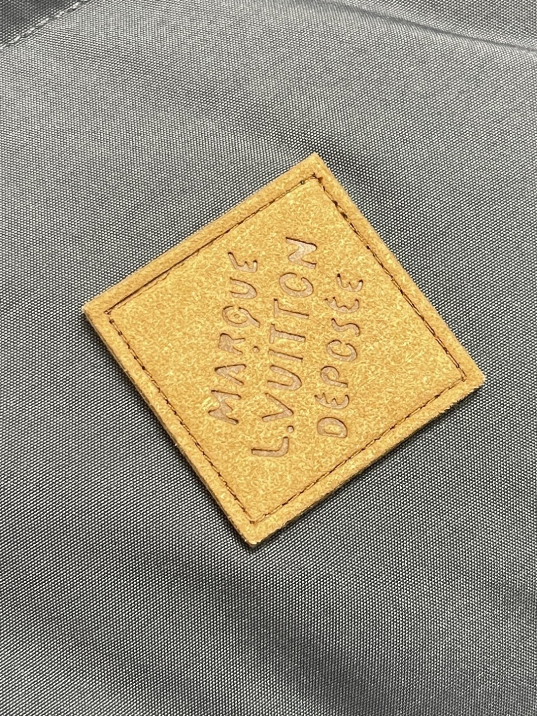 🛒🛒LV 皮标迷彩双面棉服外套,采用90%白鸭绒作为填充物,具有极佳的保暖性能和轻盈质感,手指拂过表层能