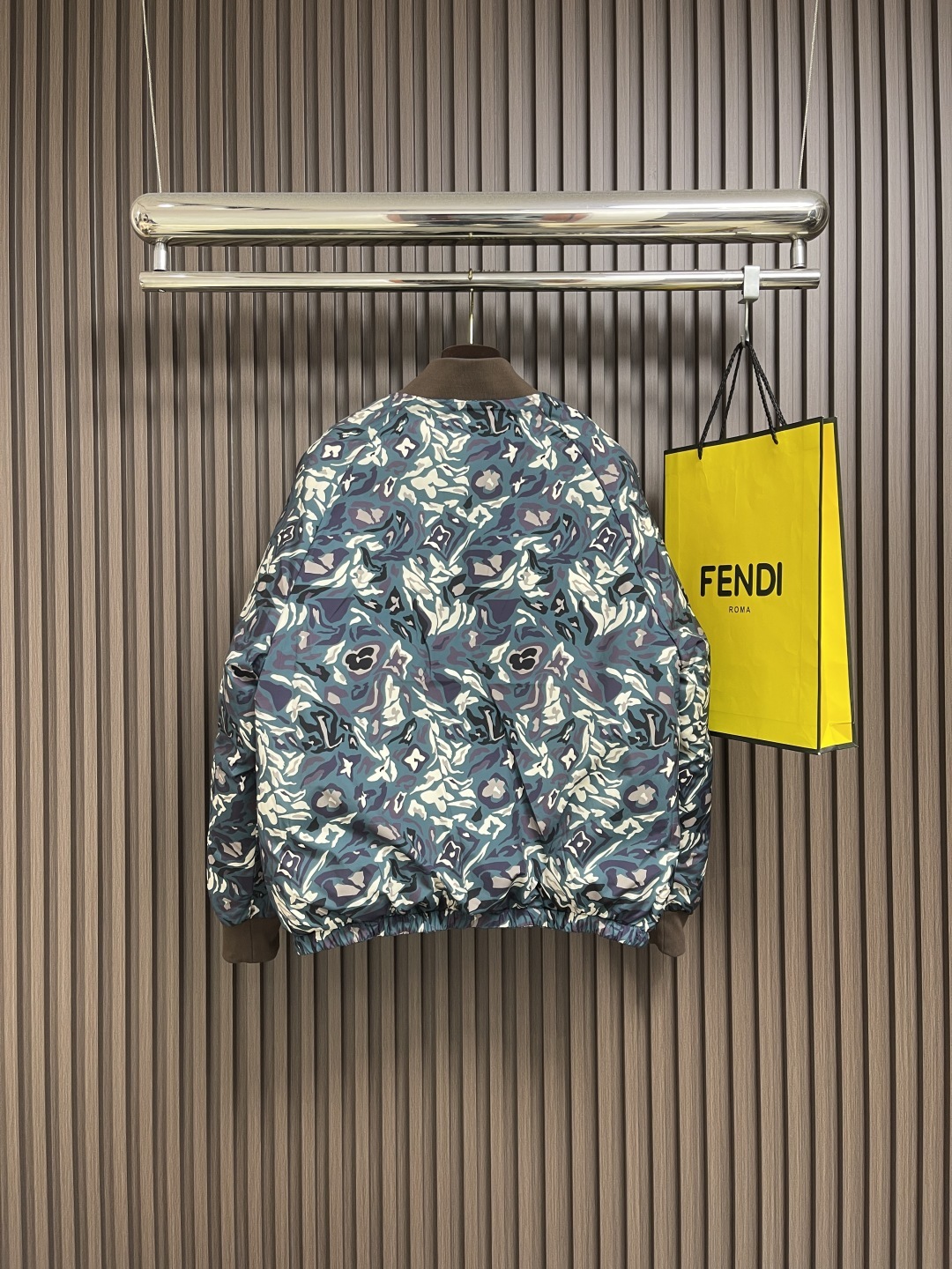 🛒🛒LV 皮标迷彩双面棉服外套,采用90%白鸭绒作为填充物,具有极佳的保暖性能和轻盈质感,手指拂过表层能