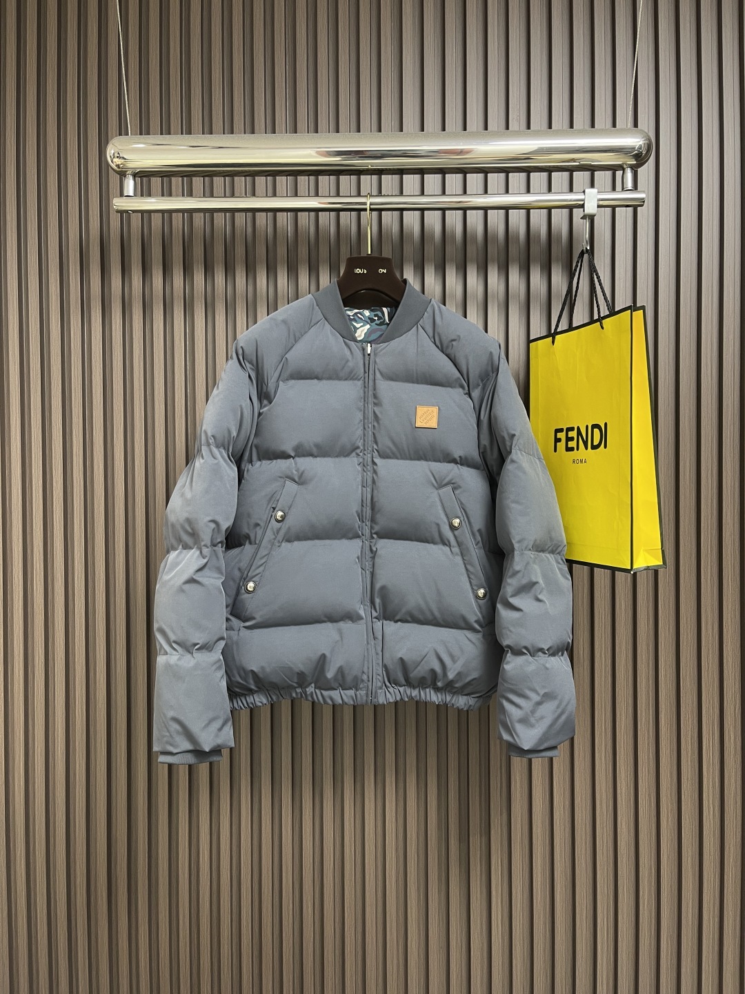 🛒🛒LV 皮标迷彩双面棉服外套,采用90%白鸭绒作为填充物,具有极佳的保暖性能和轻盈质感,手指拂过表层能
