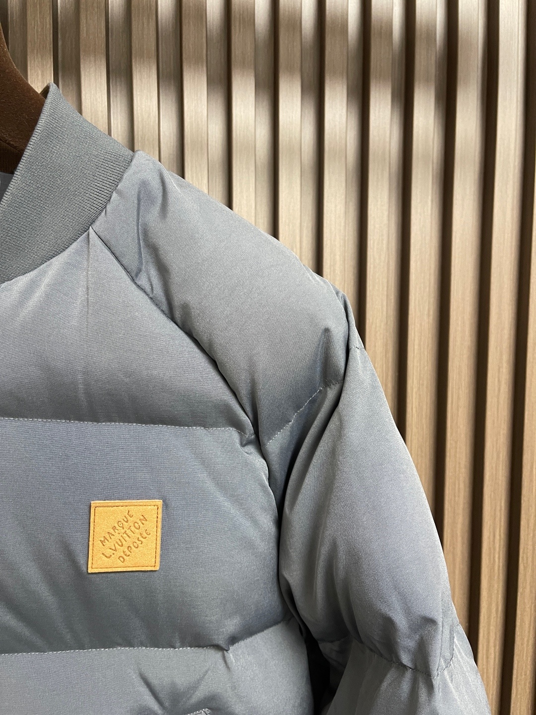 🛒🛒LV 皮标迷彩双面棉服外套,采用90%白鸭绒作为填充物,具有极佳的保暖性能和轻盈质感,手指拂过表层能