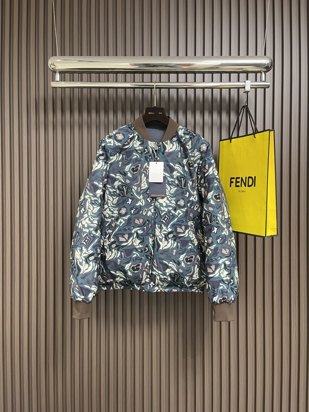 🛒🛒LV 皮标迷彩双面棉服外套,采用90%白鸭绒作为填充物,具有极佳的保暖性能和轻盈质感,手指拂过表层能