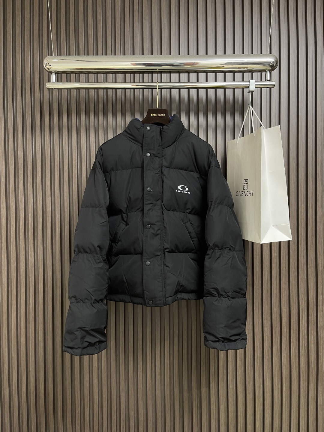 NO:525793,Balenciaga embroidered pin double-sided cotton jacket, using polyester woven red ground fabric. The tear-proof process has good windproof and waterproof performance after special treatment. Even in rain and snow, the interior can be kept dry and filled inside. The original Xinjiang environmentally friendly cotton filling amount is up to 450G. The fluffy is super high. The warmth is strong. The separation and filling process is combined with accurate machine filling. The cotton is evenly distributed and all-round warm. The upper body is light but not bloated. Double-sided design. High optionality. One piece of labor is equivalent to two pieces of embroidery. Tatami + thin line process. Four-fold buckle. Customized glue teeth zipper. Fixed-dyed spring buckle. The difference between beads. The placket hole special machine phoenix eye. There are four holes in total. The pin can be double-sided buckle. The overall style has not been changed. The length of the clothes is short and the upper body is vibe effect.  Size S-XL, balenciaga, jackets & coats,alexander wang19860909Balenciaga 刺绣款别针双面穿棉服外套,采用涤纶梭织朱地纹面料 防撕裂工艺经过特殊处理后具有良好的防风防泼水性能 即使在雨雪天气也能保持内部干燥内里填充原厂级新疆环保棉花充棉量高达450G 蓬松度超高 保暖性强 分隔充棉工艺 配合精确的机器填充 棉花分布均匀 全方位保暖 上身轻盈而不显臃肿 双面穿设计 可选性强 工费一件相当于两件刺绣采用田岛机作业 使用榻榻米＋细线工艺 四合扣 定制胶牙拉链 定染弹簧扣 珠子区别市面通货 门襟开孔专机凤眼 共四个孔位 使别针能双面扣 整体版型未改动 衣长偏短上身vibe效果 尺码S-XL,,balenciaga,jackets & coats,alexander wang,Men's clothing