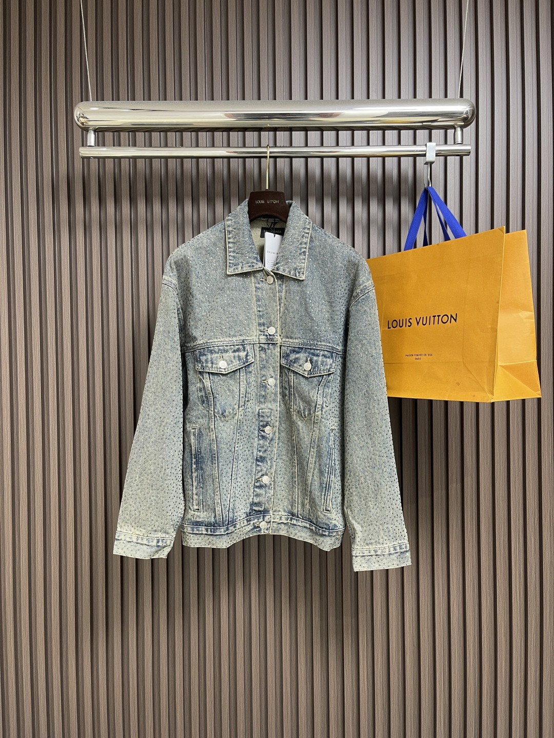NO:525779,Balenciaga full-diamond old denim jacket, the fabric is made of 7*7 twill cotton, and it is about 420 grams after washing with a thickness of 12. The whole body ironing process uses 3D bright diamond hot pressing, and the high temperature is pressed at 180 degrees for 3-5 seconds to make the drill firmly solid. The baking uses mud washing and salt stir-frying process. The small tank fried color is 25 pieces in a batch. It can be recognized that the upper body is more even. The buttons are electroplated matte white, the alloy is customized with open mold, and the brand logo is engraved on the surface. Size S-XL,,balenciaga, jackets & coats,alexander wang19860909Balenciaga 满钻做旧牛仔外套,面料采用7*7支斜纹棉布,12厚度洗水后约为420克.全身烫钻工艺,采用3D亮钻烫压,高温180度压3-5秒后使钻与牢牢凝固, 该烤采用泥洗盐炒工艺,小缸炒色25件为一批做炒色,可认上身更为均匀.纽扣采用电镀哑白色,合金采用开模定制,面上刻字品牌标识logo.尺码S-XL,,balenciaga,jackets & coats,alexander wang,Men's clothing