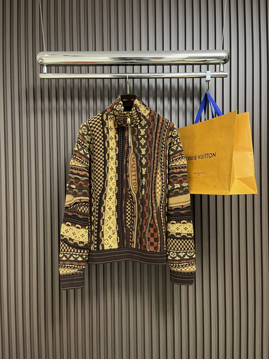 NO:525782,LV X Nigo flower-ben jacquard stand collar half zipper sweater, heavy industry positioning three-dimensional contrasting color inlay craftsmanship runs through the fashionable and high-end feeling!  Swiss woven positioning inlay craftsmanship, high-end pink color matching, sporty style for men and women!  The classic wide version is fashionable and high-end!  The overall wiring is straight and delicate, the fabric is comfortable and soft, the color is consistent and there is no color difference. It can be matched with the same style to create a fashionable look, control various occasions, customize auxiliary materials, complete three standards, the same style for men and women!  Size S-XL, louis vuitton,sweaters,alexander wang19860909LV X Nigo花奔提花立领半拉链毛衣,重工定位立体撞色嵌花工艺贯穿时髦高级感！瑞士机织定位嵌花工艺,高级粉嫩配色 运动气息男女同款！经典宽版版型时髦又高级！整体走线平直细腻,面料舒适柔软,颜色一致无色差 能与同款搭配营造时尚造型,驾驭各种场合,定制辅料,三标齐全,男女同款！尺码S-XL,,louis vuitton,sweaters,alexander wang,Men's clothing