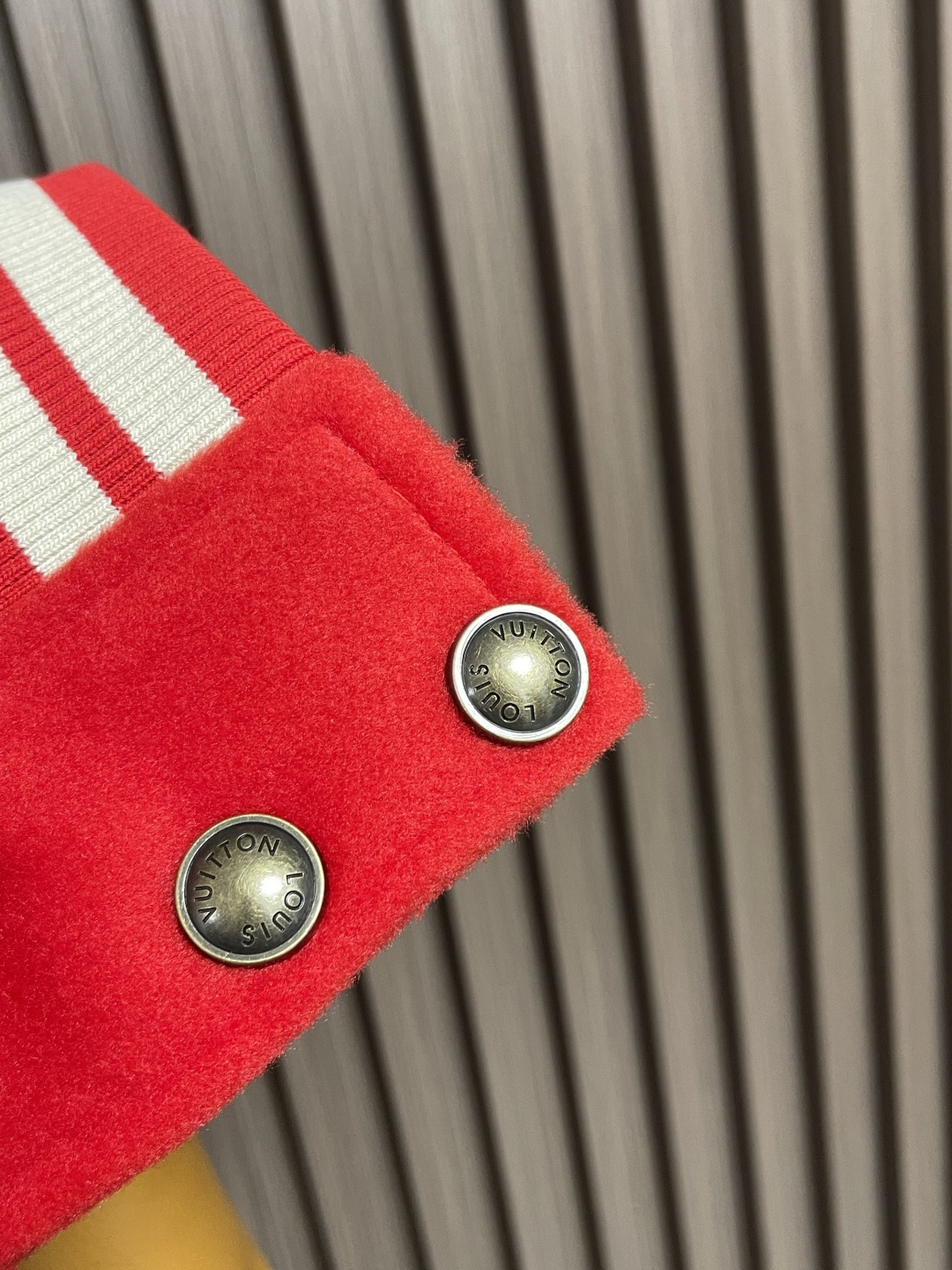 🛒🛒LV 2025SS Nigo联名款 羊毛拼皮按扣棒球服，鲜艳的红色羊毛机身衬托出自然的小羊皮袖，让人