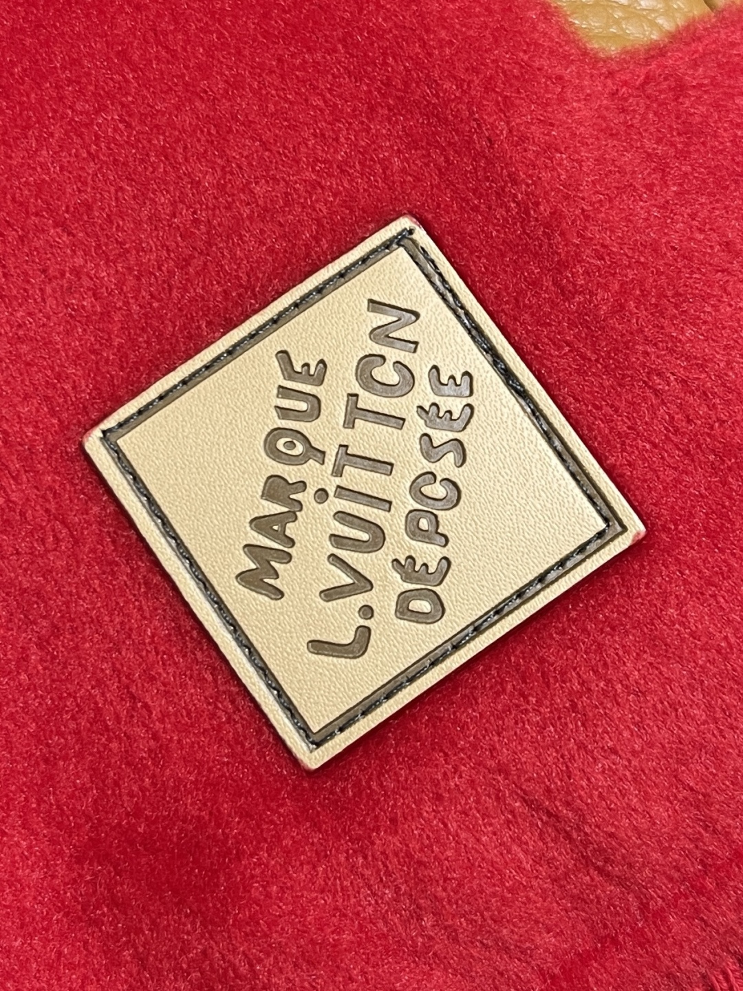 🛒🛒LV 2025SS Nigo联名款 羊毛拼皮按扣棒球服，鲜艳的红色羊毛机身衬托出自然的小羊皮袖，让人