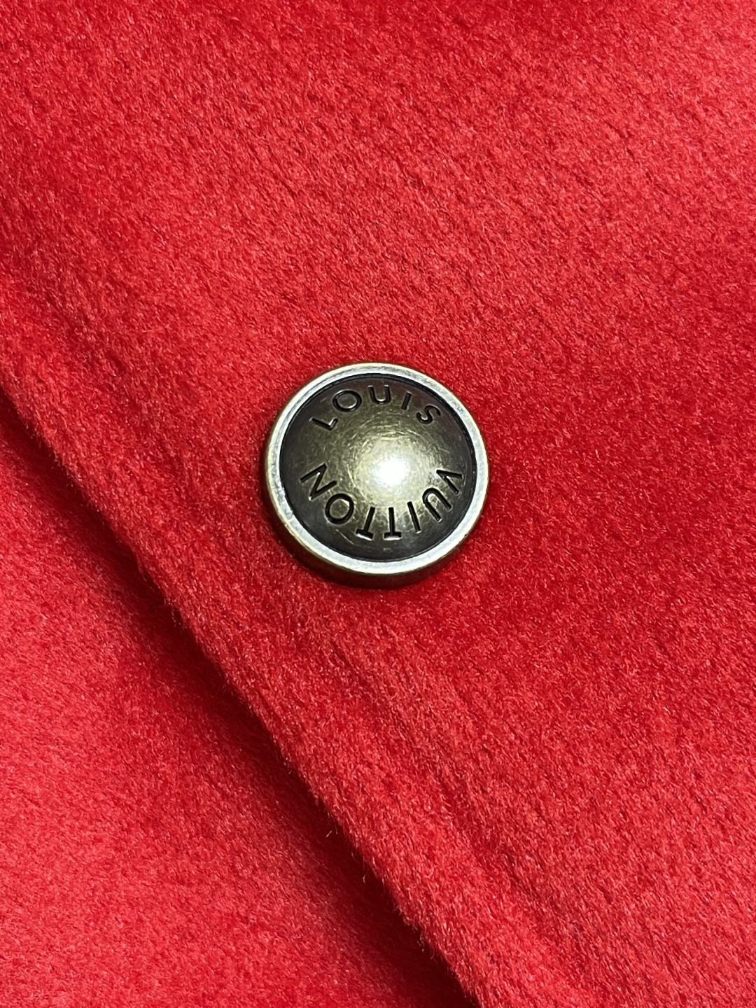 🛒🛒LV 2025SS Nigo联名款 羊毛拼皮按扣棒球服，鲜艳的红色羊毛机身衬托出自然的小羊皮袖，让人