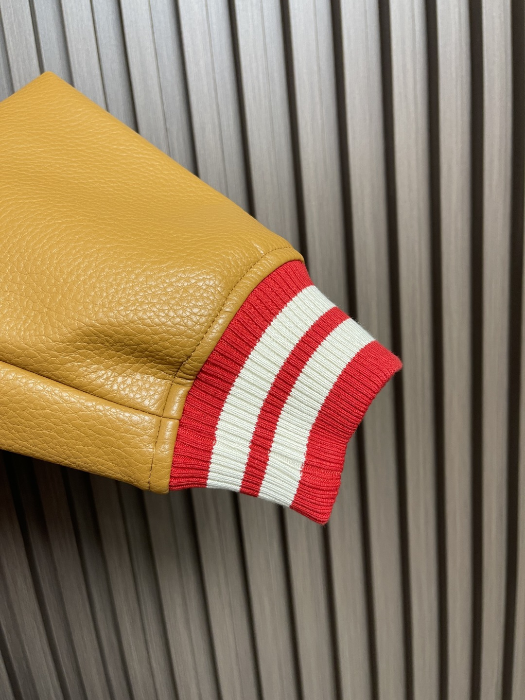 🛒🛒LV 2025SS Nigo联名款 羊毛拼皮按扣棒球服，鲜艳的红色羊毛机身衬托出自然的小羊皮袖，让人