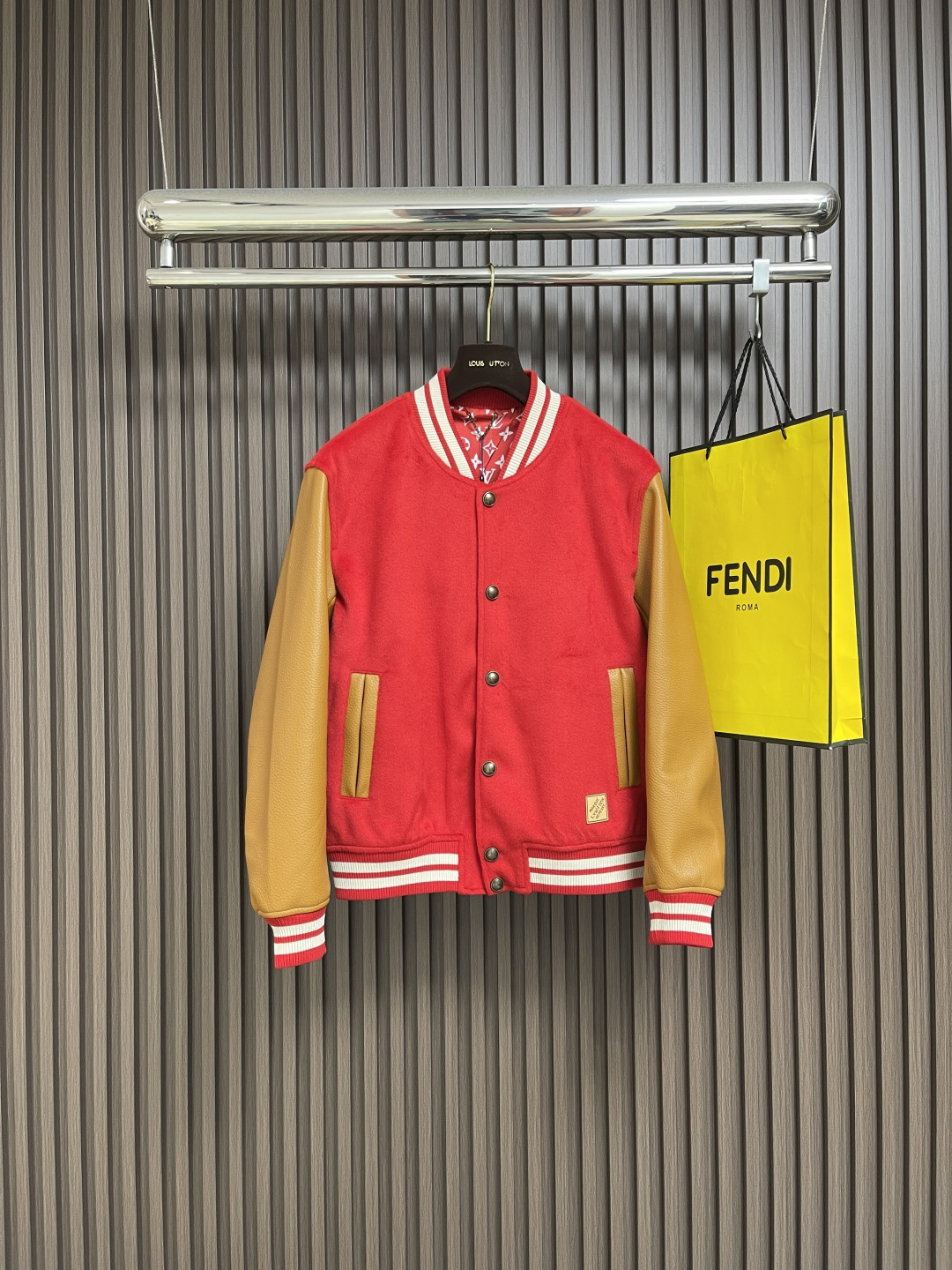 NO:540672,LV 2025SS Nigo co-branded wool leather snap-button baseball uniform, the bright red wool body sets off the natural lambskin sleeves, reminiscent of Louis Vuitton traditional suitcase and famous WN leather. The lining is decorated with Monogram patterns throughout the body, and the front is decorated with Marque 1VuittonDes osee leather patches. The ribs are made of all cotton yarn and are woven by roving horizontal machine. They are not pilled, and the cotton is skin-friendly and has a three-dimensional feeling!  The same style for men and women, super high appearance, moderate thickness, high density heavy industrial embroidery. Size 42-44-46-48,,louis vuitton,louis vuitton,sheepskin,alexander wang19860909LV 2025SS Nigo联名款 羊毛拼皮按扣棒球服,鲜艳的红色羊毛机身衬托出自然的小羊皮袖,让人想起路易威登传统行李箱和上著名的WN皮革.衬里通体饰有Monogram 图案,正面饰有 Marque 1VuittonDes osee 皮革贴饰.罗纹采用全棉纱线定染定织而成,粗纱横机编织而成,不起球,棉质亲肤,立体感十足！男女同款,颜值超高 厚度适中 高密度重工刺绣.尺码42-44-46-48,,louis vuitton,louis vuitton,sheepskin,alexander wang,Men's clothing