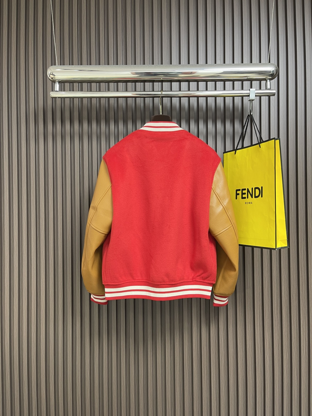 🛒🛒LV 2025SS Nigo联名款 羊毛拼皮按扣棒球服，鲜艳的红色羊毛机身衬托出自然的小羊皮袖，让人