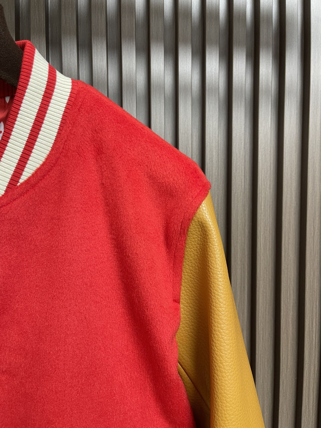 🛒🛒LV 2025SS Nigo联名款 羊毛拼皮按扣棒球服，鲜艳的红色羊毛机身衬托出自然的小羊皮袖，让人