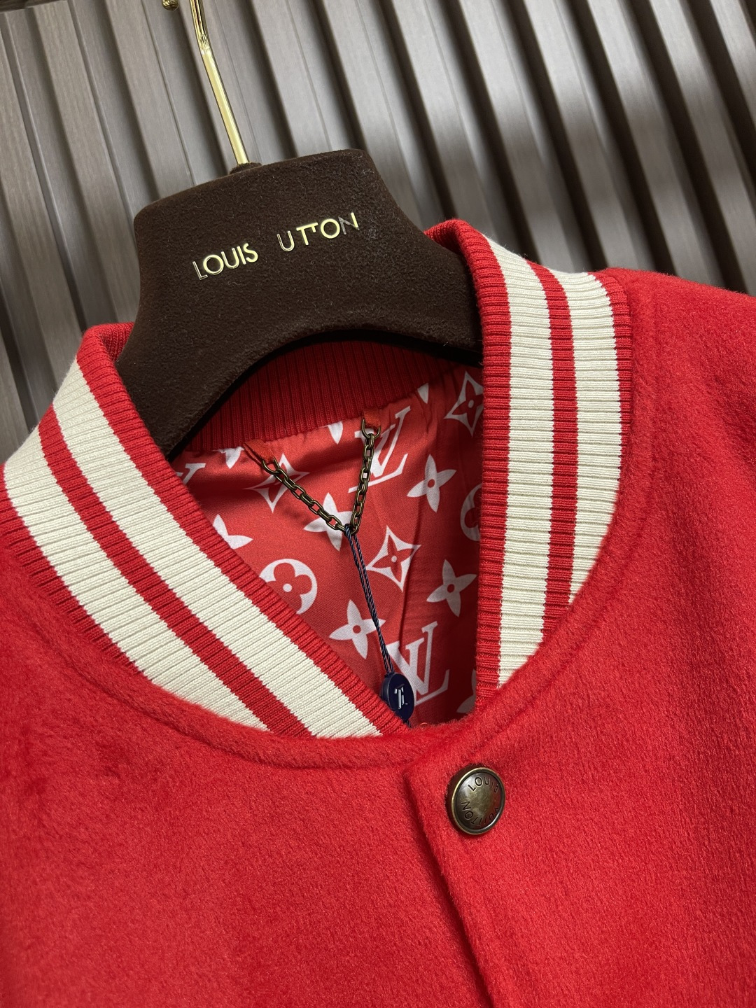 🛒🛒LV 2025SS Nigo联名款 羊毛拼皮按扣棒球服，鲜艳的红色羊毛机身衬托出自然的小羊皮袖，让人