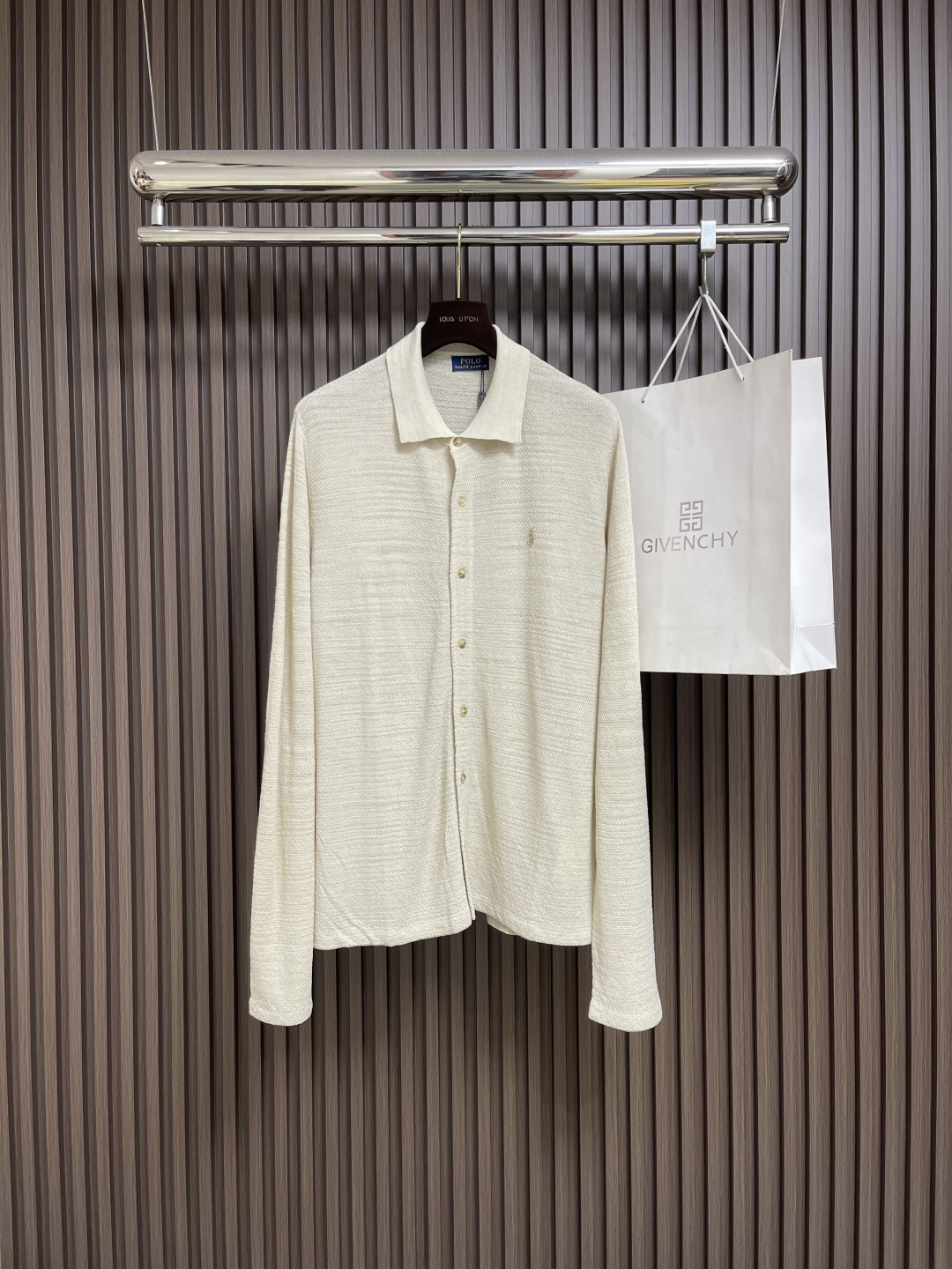 NO:537620,Ralph Lauren, 2025ss autumn new fashion casual lapel knitted cardigan, uses imported original fabrics, exquisite embroidery and craft letter pattern decorative logo, simple but not lacking in fashion, extremely high-end, comfortable and versatile, handsome and stylish on the upper body!  Size S-XL, loro piana, alexander wang19860909Ralph Lauren拉夫,2025ss秋季新品时尚休闲翻领针织开衫,采用进口原版面料,精致刺绣 工艺字母图案装饰logo,简单而不失时尚,档次极高,舒适百搭,上身帅气有型！ 尺码S-XL,,loro piana,alexander wang,Men's clothing