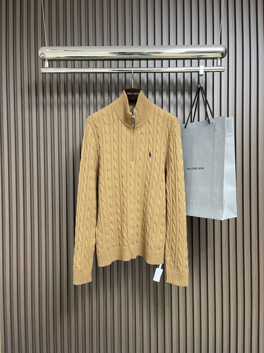 NO:537640,RALPH LAUREN LALPH half zipper solid color pony embroidered logo twist knit sweater, retro college style, full of comfort, essential items for contracting spring, autumn and winter wardrobe. It is also very beautiful when you are cold and layered as an inner layer. It is a perfect choice for your own style. It is the first choice for daily travel, and it is inclusive of all figures!  What you see is what you get, and whatever you want is very stylish on your body. The feel is delicate, soft, skin-friendly and warm. The classic retro cable weaving is very American and versatile. It is layered inside. Add this set of southern winters without any problem. It uses a new wool blend fabric, which is delicate and soft, with both texture and body feel, comfortable and soft, delicate skin-friendly, and comfortable on the upper body. Size S-XL, loro piano, sweaters, alexander wang19860909RALPH LAUREN 拉夫半拉链纯色小马刺绣logo麻花针织毛衣,复古学院风 手感舒适度满分 承包春秋冬的衣橱必备单品 天冷叠穿作为内搭也非常好看 妥妥的自留款,日常出街首选,包容所有身材！所见即所得,随便身上一搭都很有范.手感细腻柔软亲肤保暖,经典的复古绞花编织都极具美式气息敲百搭里面叠穿了,再加个这一套南方直接过冬也没啥问题了采用新型羊毛混纺面料,细腻绵软,质感与体感双优, 舒适柔软,亲肤细腻,上身舒适.尺码S-XL,,loro piana,sweaters,alexander wang,Men's clothing