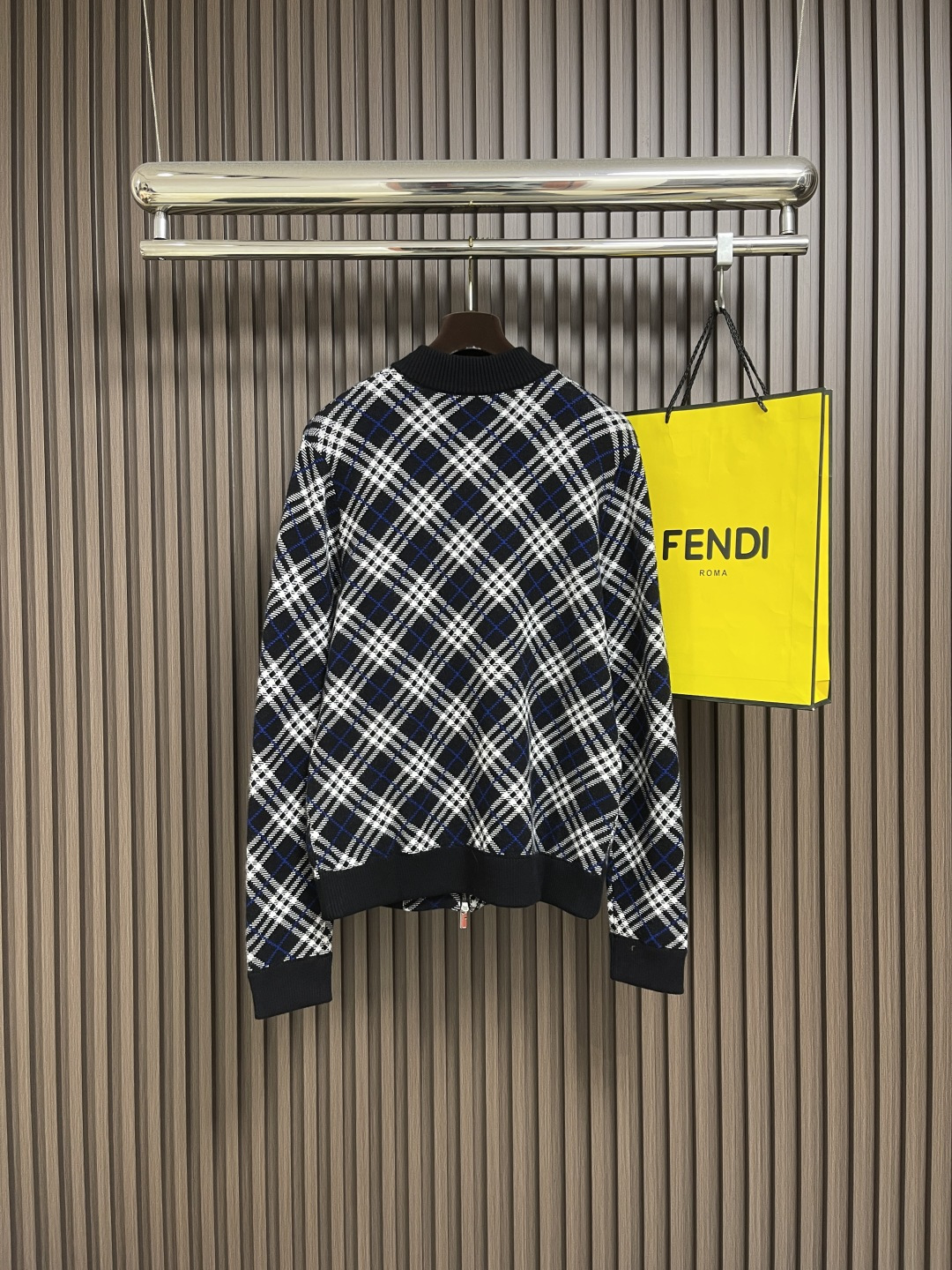 🛒🛒Burberry 格纹羊毛混纺飞行夹克，选用轻盈羊毛混纺面料打造。融入提花针织的Burberry格纹
