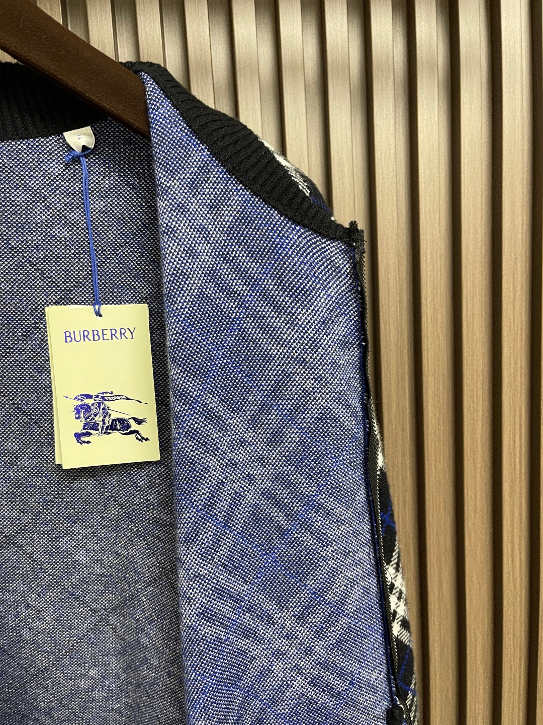 🛒🛒Burberry 格纹羊毛混纺飞行夹克，选用轻盈羊毛混纺面料打造。融入提花针织的Burberry格纹