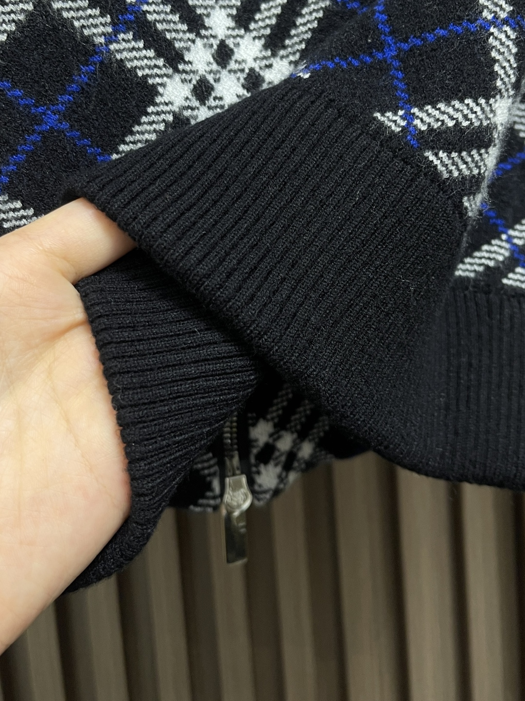 🛒🛒Burberry 格纹羊毛混纺飞行夹克，选用轻盈羊毛混纺面料打造。融入提花针织的Burberry格纹