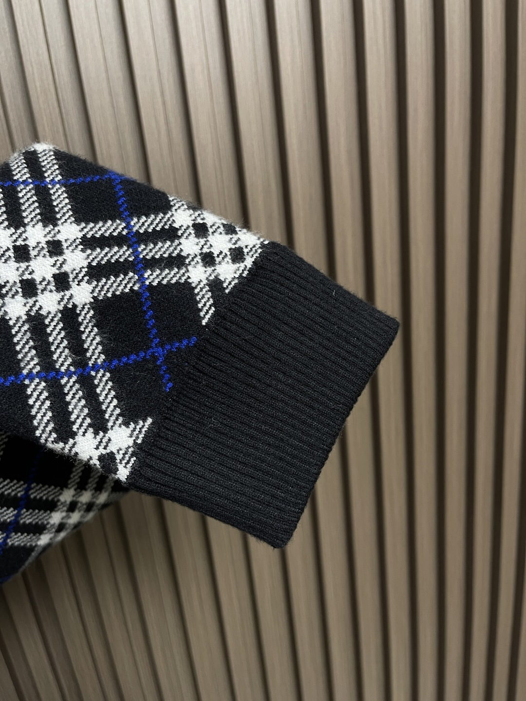 🛒🛒Burberry 格纹羊毛混纺飞行夹克，选用轻盈羊毛混纺面料打造。融入提花针织的Burberry格纹