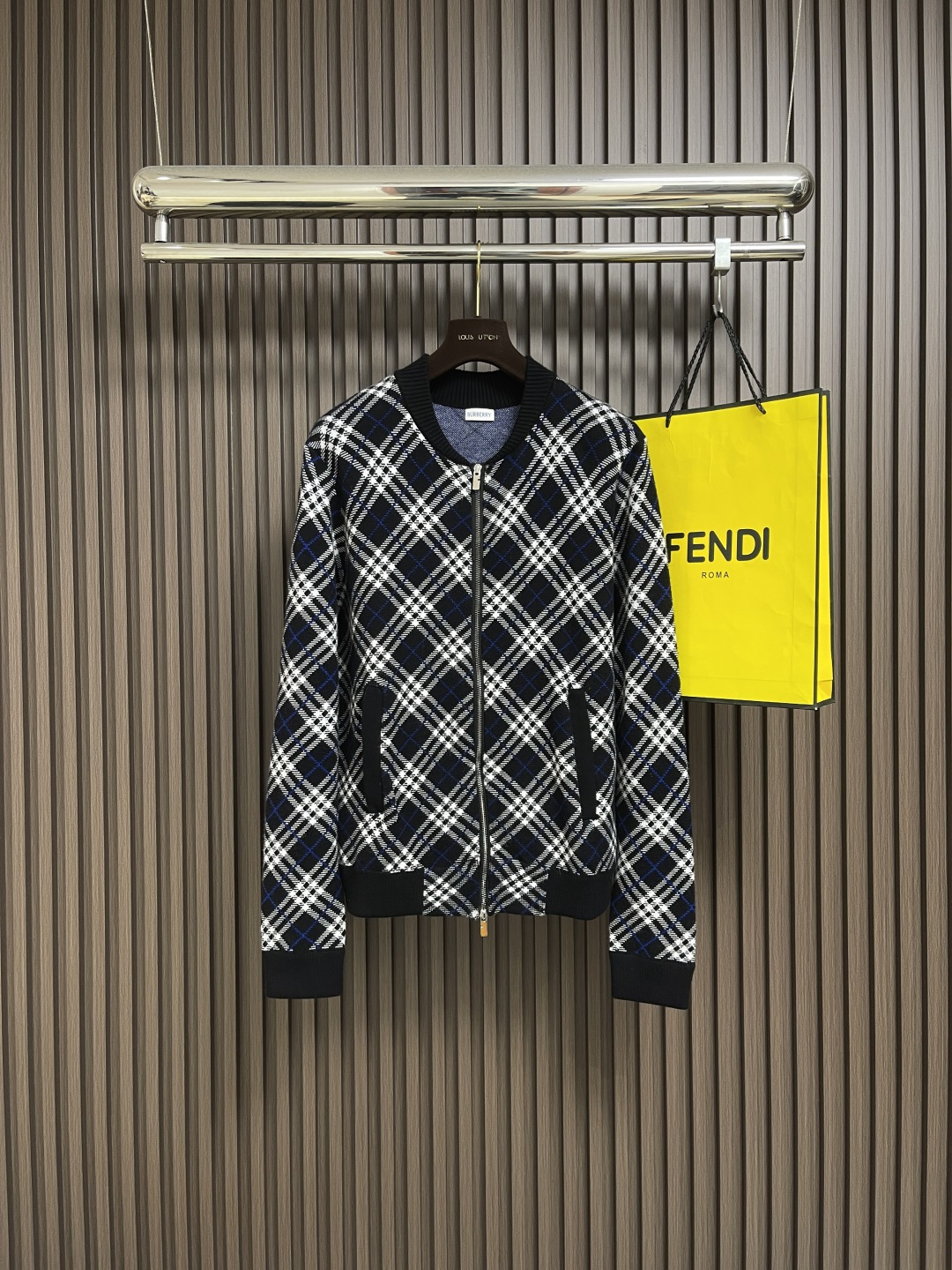 NO:548527,Burberry plaid wool-blend flight jacket, made of light wool-blend fabric. Burberry plaid is integrated with jacquard knitted and interpreted in a new season ink color. It is matched with a B-shaped zipper head to present a regular style. Size S-XXL, burberry, jackets & coats, alexander wang19860909Burberry 格纹羊毛混纺飞行夹克,选用轻盈羊毛混纺面料打造.融入提花针织的Burberry格纹,以新季墨色演绎.搭配B字型拉链头,呈现常规版型.尺码S-XXL,,burberry,jackets & coats,alexander wang,Men's clothing