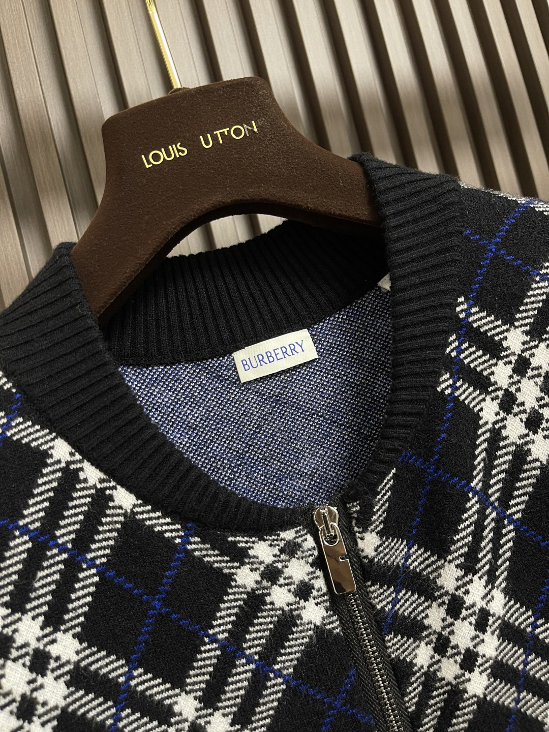 🛒🛒Burberry 格纹羊毛混纺飞行夹克，选用轻盈羊毛混纺面料打造。融入提花针织的Burberry格纹