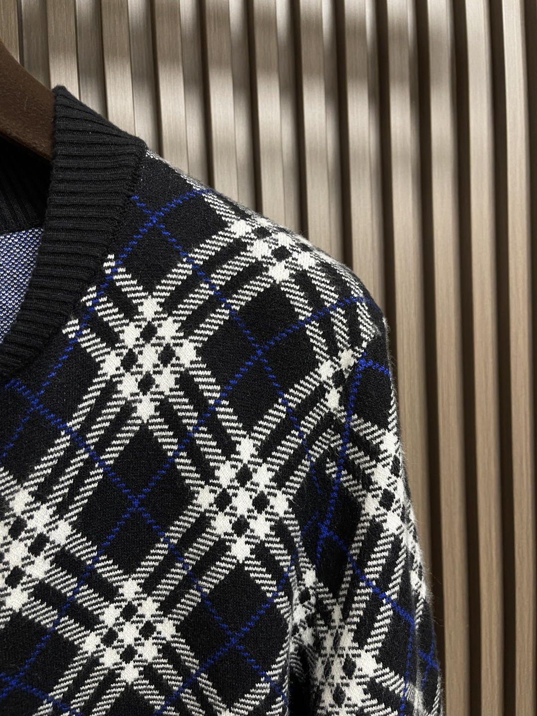 🛒🛒Burberry 格纹羊毛混纺飞行夹克，选用轻盈羊毛混纺面料打造。融入提花针织的Burberry格纹