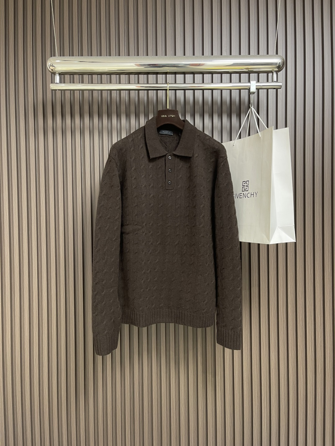 NO:526962,Prada solid color logo twist knitted sweater, retro college style, simple and versatile, a design style that is classic, low-key, fabric texture and simple, without bloated and heavy feeling, suitable for single wear, it is also unrestrained and comfortable. The style is beyond words, it is invincible and super slimming!  It will make you more lazy and relaxed when you open the buttons, which makes the clothes look casual and comfortable. Polo has been very popular in recent years because it has a casual and exquisite high intelligence. You don’t have to think too much about matching. It looks great when you wear it casually. Size S-XL, prada, sweaters, alexander wang19860909Prada 纯色logo麻花针织毛衣,复古学院风 简简单单才百搭,一种以经典、低调、以面料质感和简约的设计风格,没有臃肿厚重感,适合单穿体感也是无拘无束舒适的,版型没得说,无敌超级显瘦！纽扣打开穿会更慵懒松弛,就是显得这衣服很随性舒服,polo这几年给带的很火,因为有种休闲又精致的高智感,不用太考虑搭配,随便穿穿就很好看.尺码S-XL,,prada,sweaters,alexander wang,Men's clothing