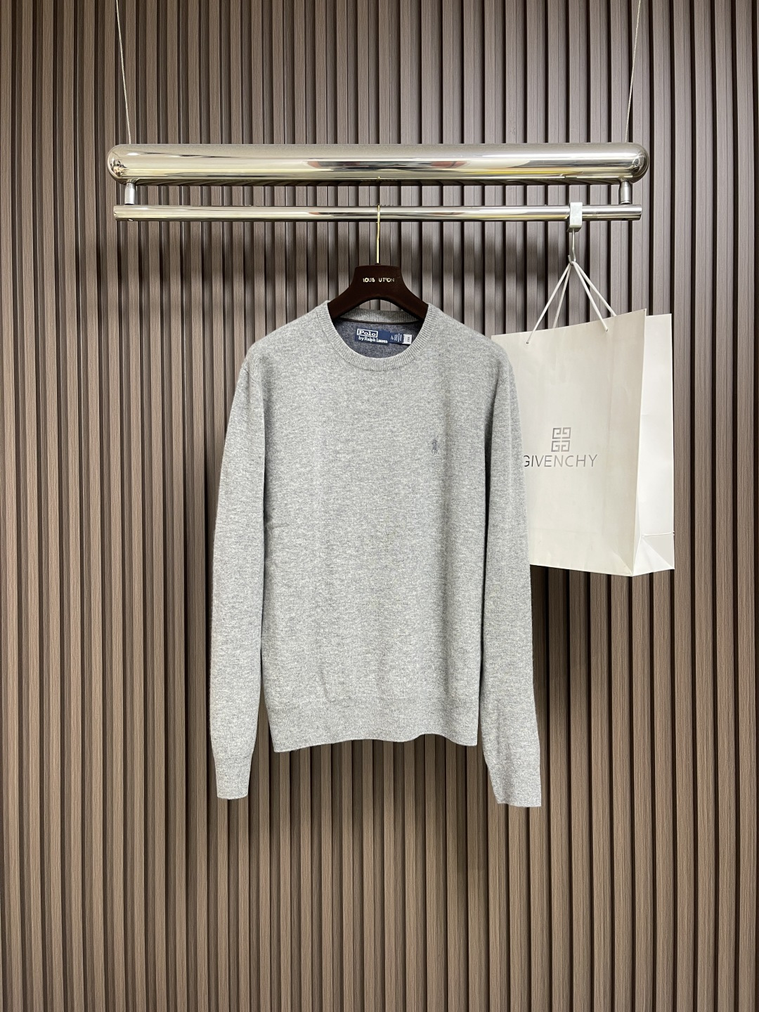 NO:538595,RALPH LAUREN logo embroidered knitted sweater. Classic polo logo knitted sweater, I want to get another one after I bought it!  The basic style with a very fashionable feel. It is very fashionable, with a little loose fit, and it feels natural to wear. It is recommended for couples. Wool yarn fabric, miniature outline stick needles, and the new craftsmanship makes it unique. The texture is oily and delicate, the feel is fine and soft, and it is comfortable and easy to match with high-end texture. The unique polo embroidery logo elements show a concave and convex effect, and the texture is firm and full, showing a unique fashion. The same style for men and women. Size S-XL, loro piano, sweaters, alexander wang19860909RALPH LAUREN 拉夫 logo刺绣针织毛衣.经典马球标针织毛衣,属于买了还想再来一件的！颇具时装感的基础款.很时髦,带有一点松量的合身版型,穿起来垂落感很自然,情侣款推荐.羊毛纱线面料,微型勾勒棒针针织而成,全新工艺造就与众不同.质感油润细腻,手感细密柔软,舒适与高级质感并驾齐驱易于搭配.匠独运的马球刺绣标识元素呈现凹凸有致的效果,质感紧致饱满彰显别致时尚.男女同款.尺码S-XL,,loro piana,sweaters,alexander wang,Men's clothing