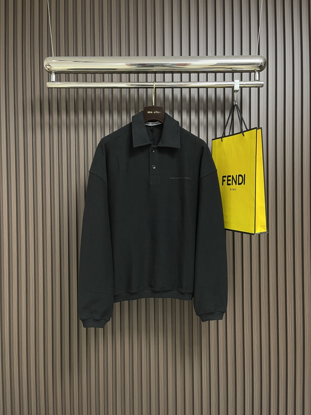 NO:526953,Alexander Wang, 2025ss autumn new casual lapel sweatshirt, top-grade printed craft letter logo, exquisite craftsmanship, unique design, extremely high grade, and handsome upper body. Size XS-S-M,,alexander wang,hoodie,sweatshirts,alexander wang19860909Alexander Wang 亚历山大王,2025ss秋季新品休闲翻领卫衣,顶级印花工艺字母logo,工艺精湛,独特设计,档次极高,上身帅到爆.尺码XS-S-M,,alexander wang,hoodie,sweatshirts,alexander wang,Men's clothing